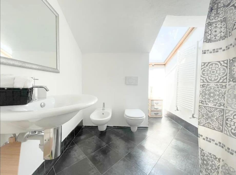 Appartement Mansarda Vista Mare A Zinola à Savone Extérieur photo