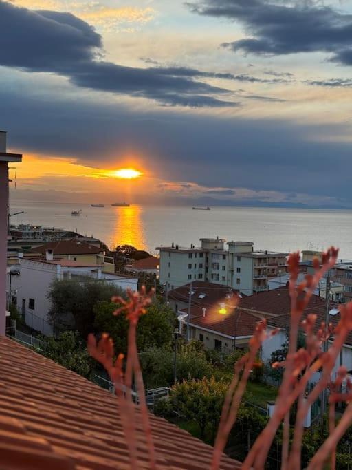 Appartement Mansarda Vista Mare A Zinola à Savone Extérieur photo